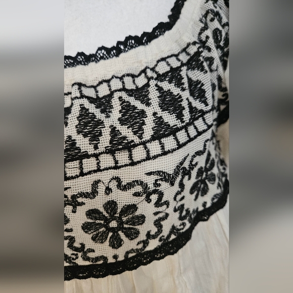 AMERICAN EAGLE Boho Chic cotton embroidered swing top. Ivory/black. Size Medium - Picture 4 of 12
